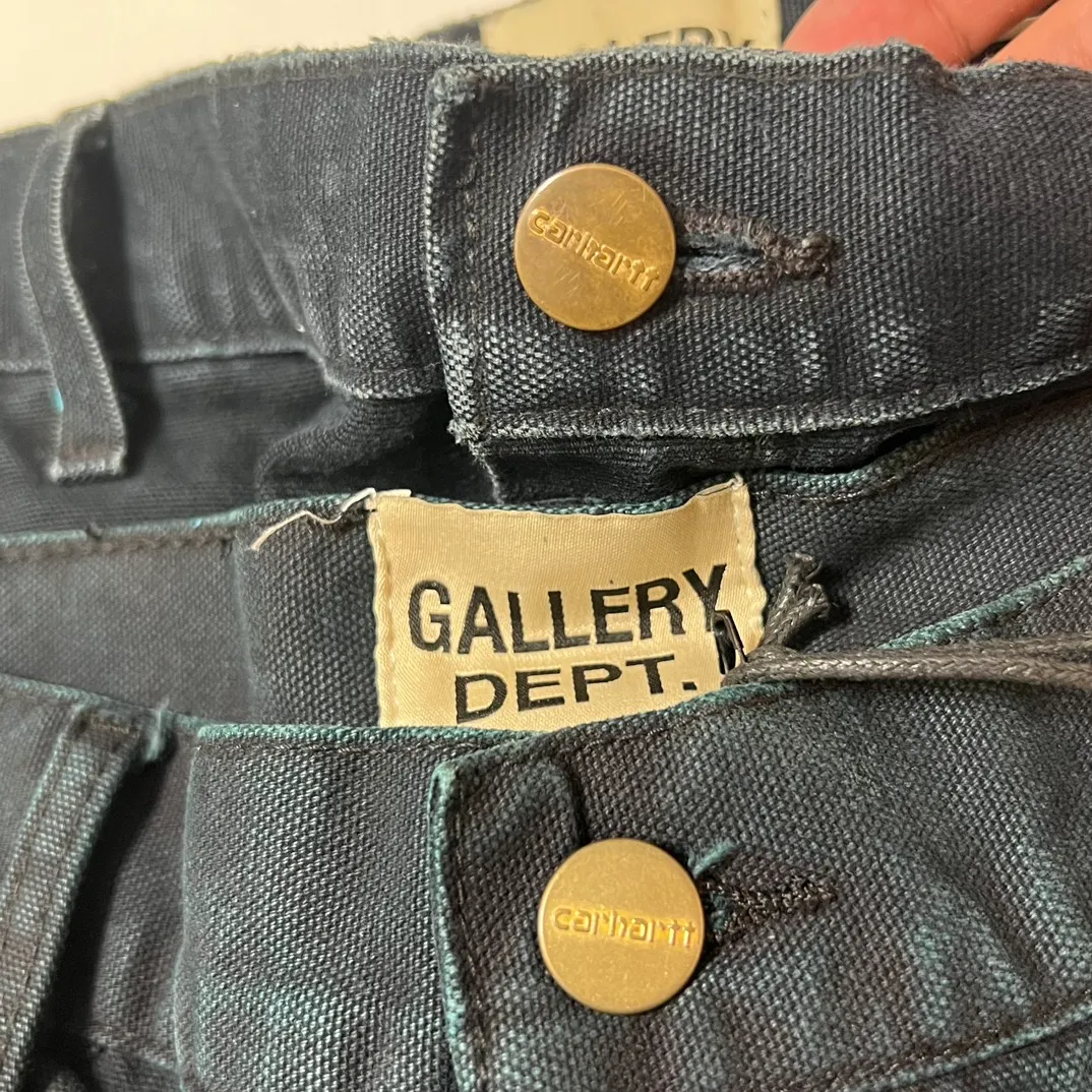 The color of the wash is particularly difficult to sample. The original version is green and black, not all black. GALLERY DEPT. LA FLARE CARPENTER PANTS. The first generation paint-splashed ink wash flared logging pants. Carhartt base version modified overalls. Green black S-XL.